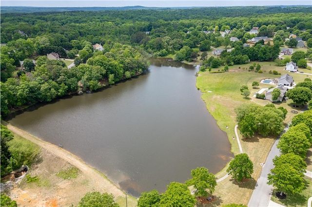 933 Cruce Lake Drive, Hoschton, GA 30548