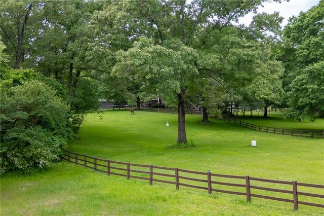 933 Cruce Lake Drive, Hoschton, GA 30548