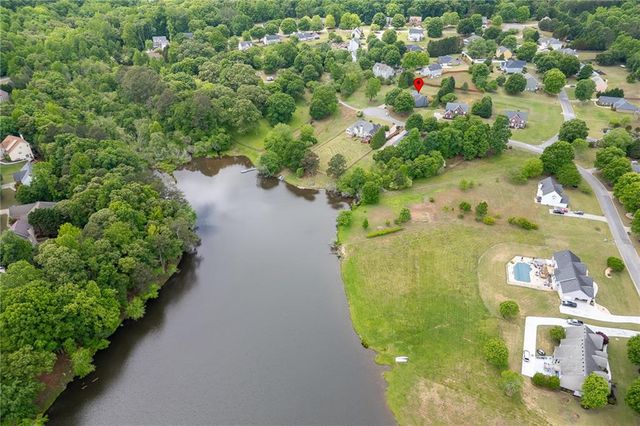 933 Cruce Lake Drive, Hoschton, GA 30548