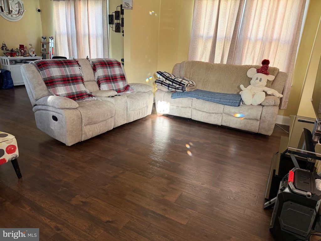 Image 2 of property listing at 130 W EDGEVALE RD, Baltimore, MD 21225