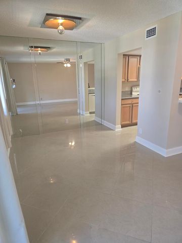 3186 Via Poinciana 310, Lake Worth, FL 33467