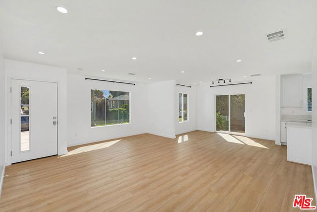 7823 Kenyon Avenue, Los Angeles, CA 90045