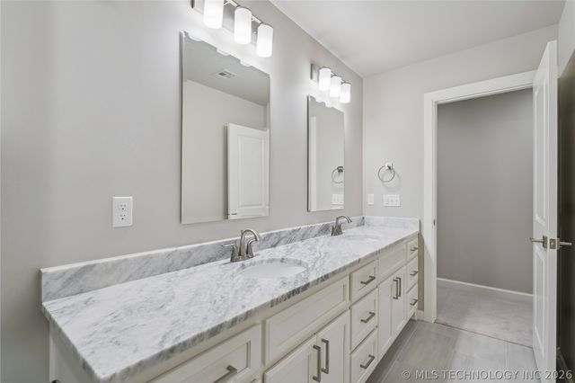 8622 S Timber Wolf Drive, Broken Arrow, OK 74014