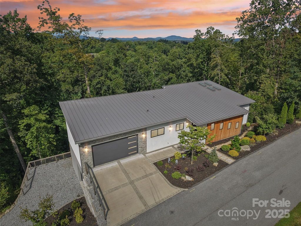 55 Laurel Spring Lane, Hendersonville, NC 28739