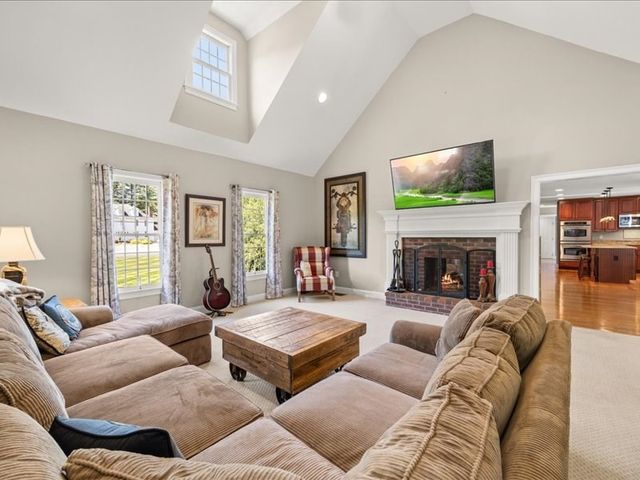 524 Elm St E, Raynham, MA 02767