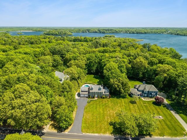 524 Elm St E, Raynham, MA 02767