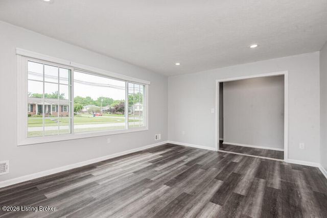 7411 Six Mile Ln, Louisville, KY 40220