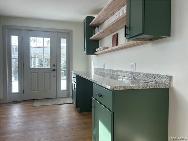 147 N Broadway Street, Lake Orion, MI 48362