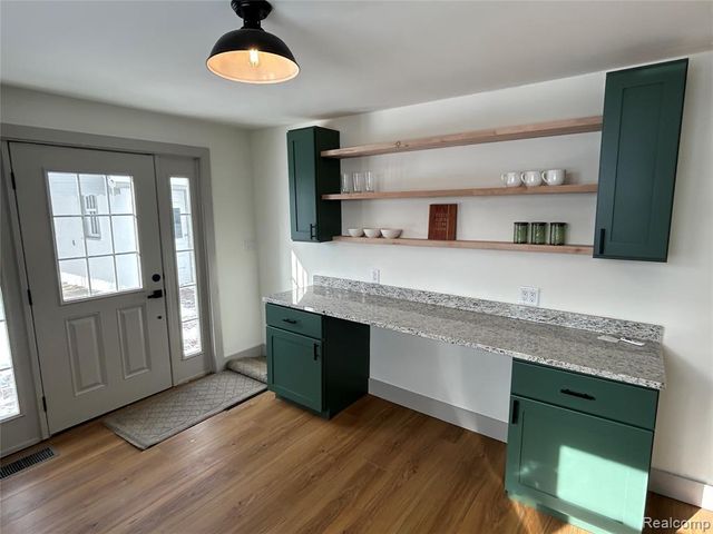 147 N Broadway Street, Lake Orion, MI 48362