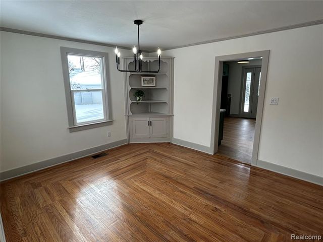 147 N Broadway Street, Lake Orion, MI 48362