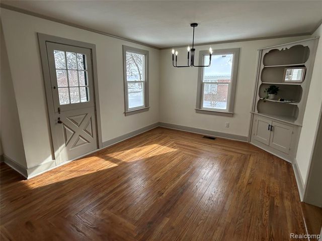 147 N Broadway Street, Lake Orion, MI 48362