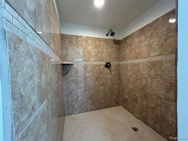 147 N Broadway Street, Lake Orion, MI 48362