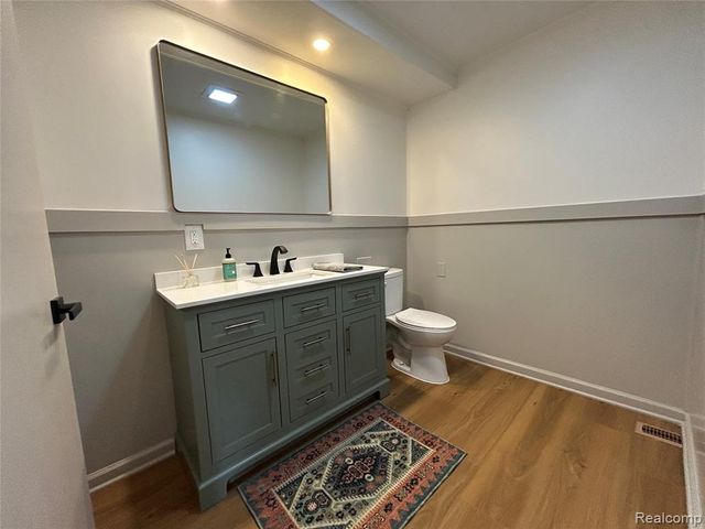 147 N Broadway Street, Lake Orion, MI 48362