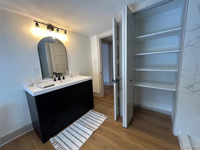 147 N Broadway Street, Lake Orion, MI 48362