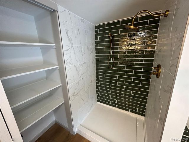 147 N Broadway Street, Lake Orion, MI 48362