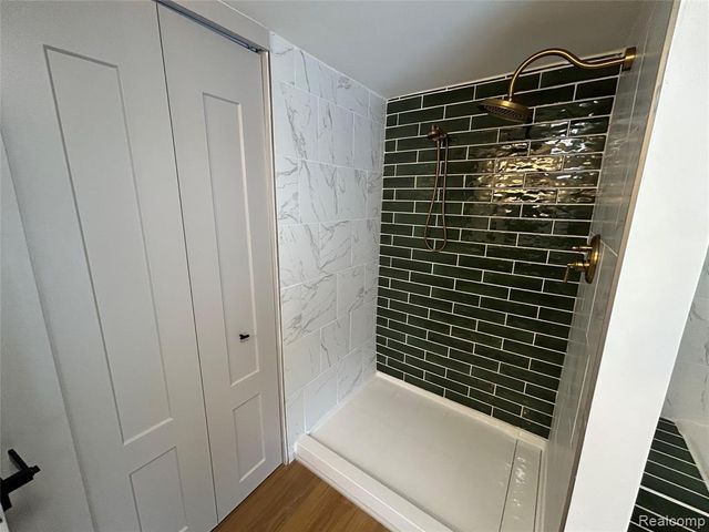 147 N Broadway Street, Lake Orion, MI 48362