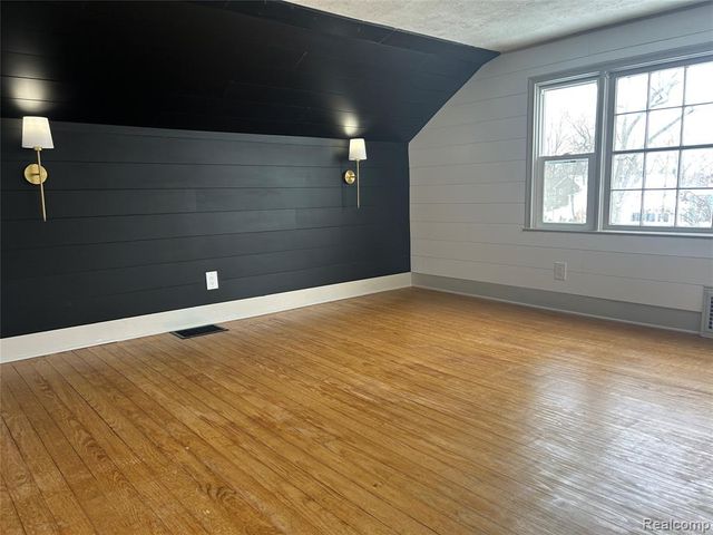 147 N Broadway Street, Lake Orion, MI 48362