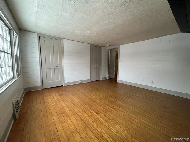 147 N Broadway Street, Lake Orion, MI 48362