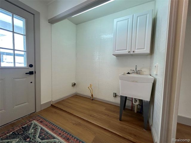 147 N Broadway Street, Lake Orion, MI 48362