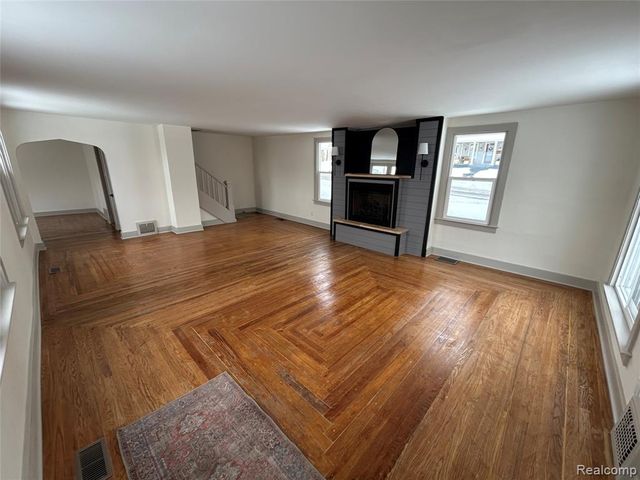 147 N Broadway Street, Lake Orion, MI 48362