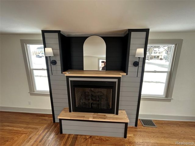 147 N Broadway Street, Lake Orion, MI 48362