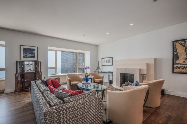 800 N Michigan Avenue 5402, Chicago, IL 60611