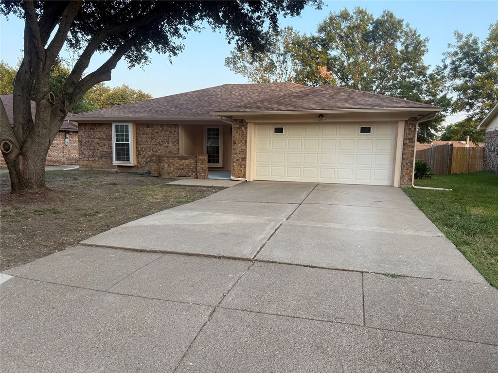 817 Lynne Lane, Burleson, TX 76028