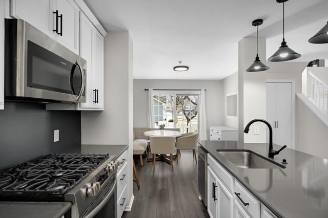 2572 Lockwood Drive 68, Mendota Heights, MN 55120