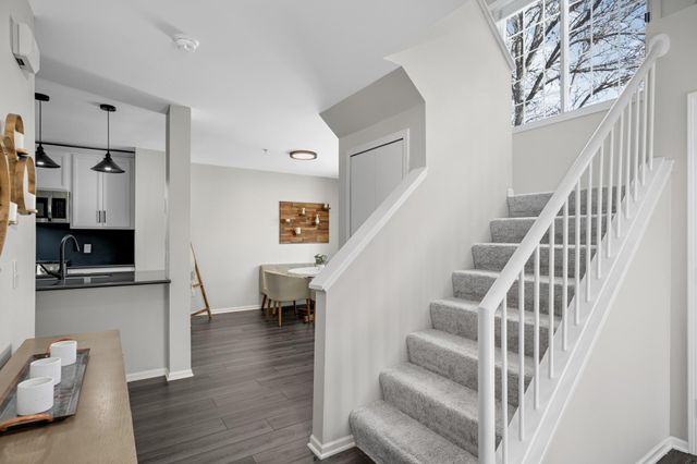 2572 Lockwood Drive 68, Mendota Heights, MN 55120