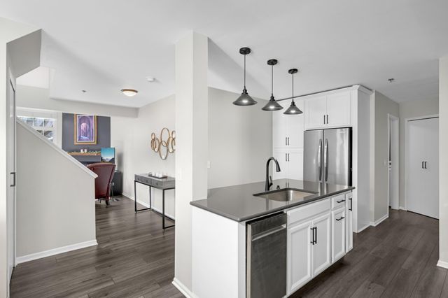 2572 Lockwood Drive 68, Mendota Heights, MN 55120