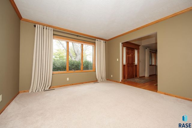 1017 E 63rd St Street, Sioux Falls, SD 57108