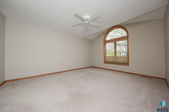 1017 E 63rd St Street, Sioux Falls, SD 57108