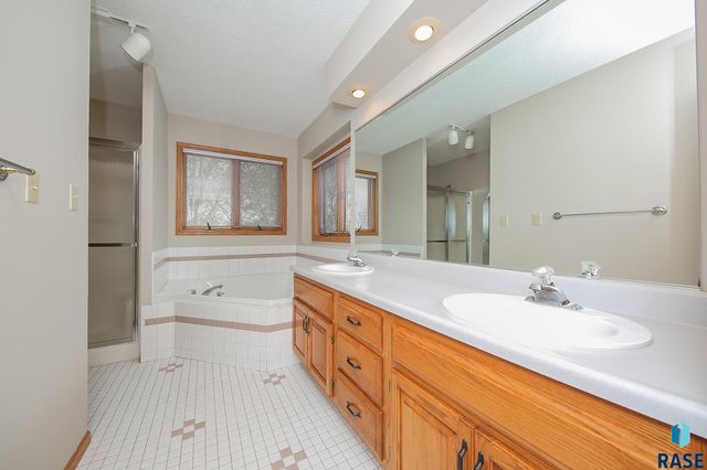 1017 E 63rd St Street, Sioux Falls, SD 57108