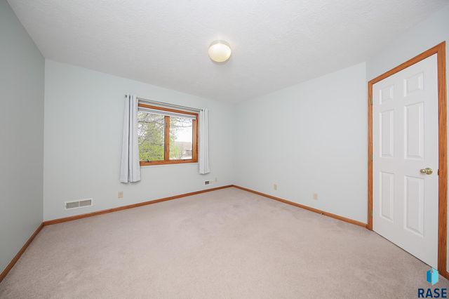 1017 E 63rd St Street, Sioux Falls, SD 57108