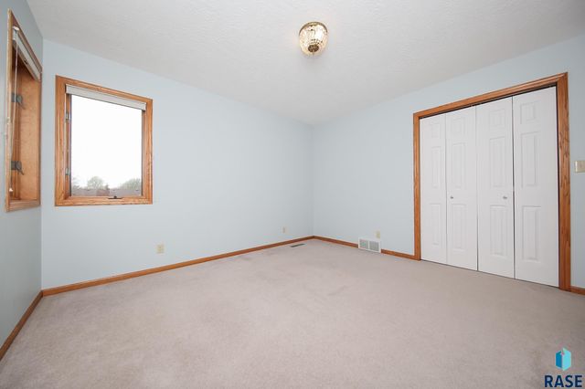 1017 E 63rd St Street, Sioux Falls, SD 57108