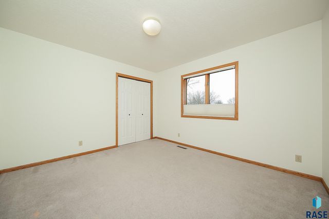1017 E 63rd St Street, Sioux Falls, SD 57108
