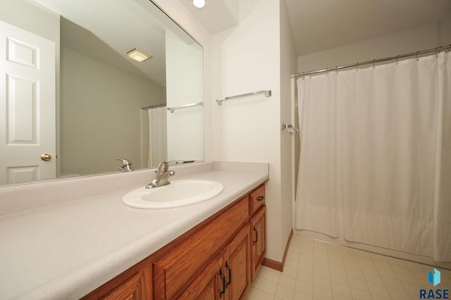 1017 E 63rd St Street, Sioux Falls, SD 57108