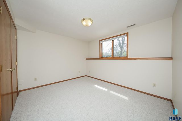 1017 E 63rd St Street, Sioux Falls, SD 57108