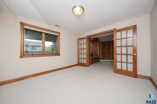 1017 E 63rd St Street, Sioux Falls, SD 57108