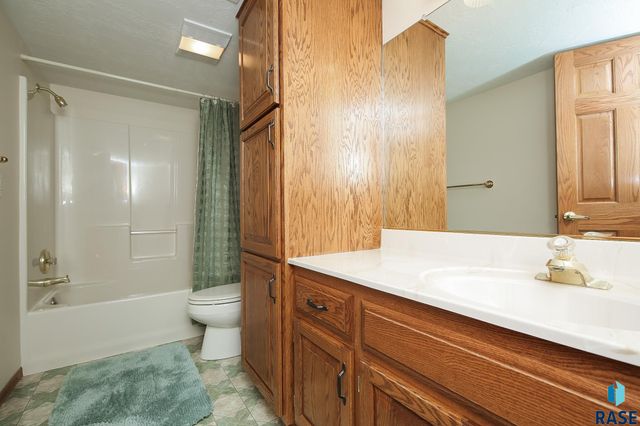 1017 E 63rd St Street, Sioux Falls, SD 57108