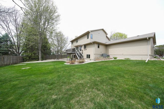 1017 E 63rd St Street, Sioux Falls, SD 57108