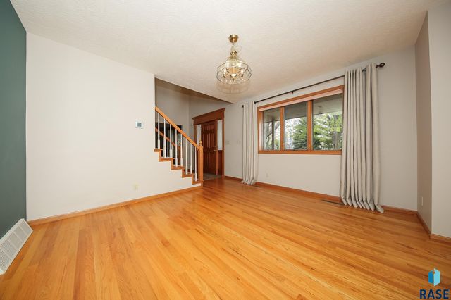 1017 E 63rd St Street, Sioux Falls, SD 57108