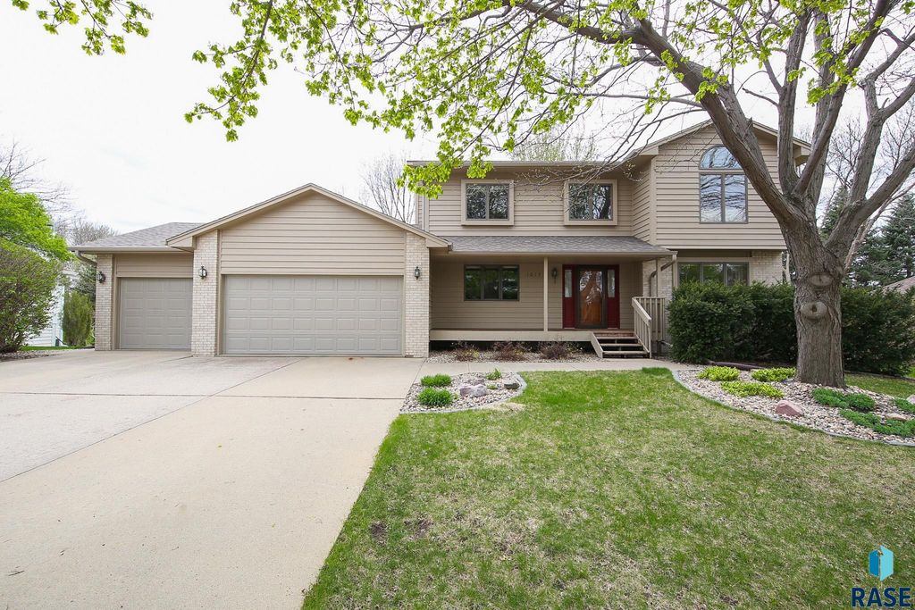1017 E 63rd St Street, Sioux Falls, SD 57108