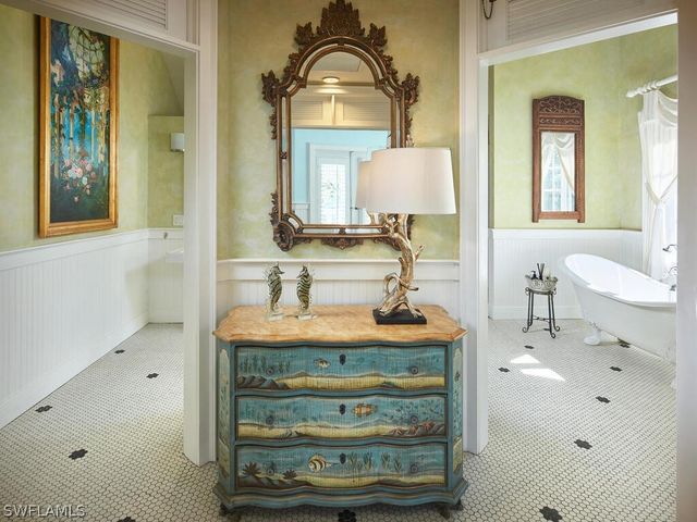 2750 Treasure LN, Naples, FL 34102