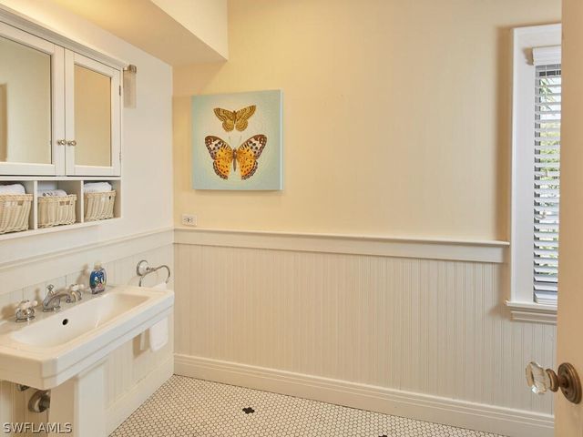 2750 Treasure LN, Naples, FL 34102