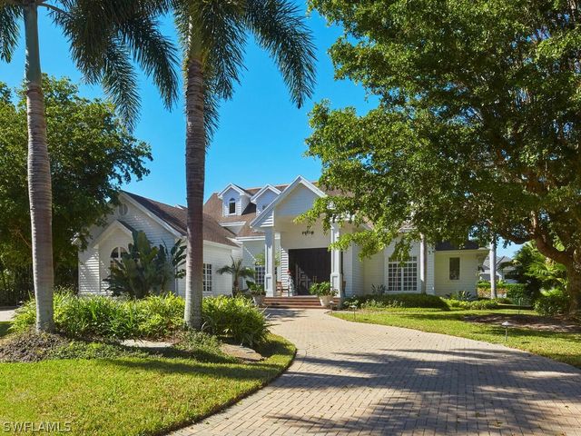 2750 Treasure LN, Naples, FL 34102