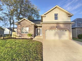 2390 Senseney Dr, Clarksville, TN 37042