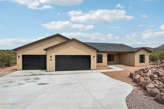 2246 E MANANA Road, New River, AZ 85087
