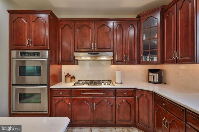 19 SPRING WOOD DR, Allentown, PA 18104