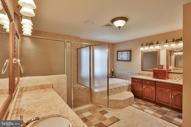 19 SPRING WOOD DR, Allentown, PA 18104